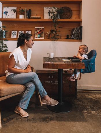 G&G Perch in Coffee Shop_Lifestyle